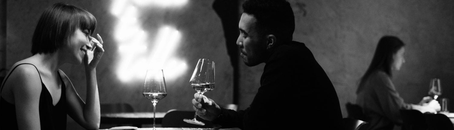 Couple au restaurant buvant un verre de vin