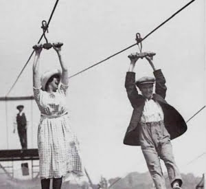 Couple faisant de la tyrolienne comme des enfants